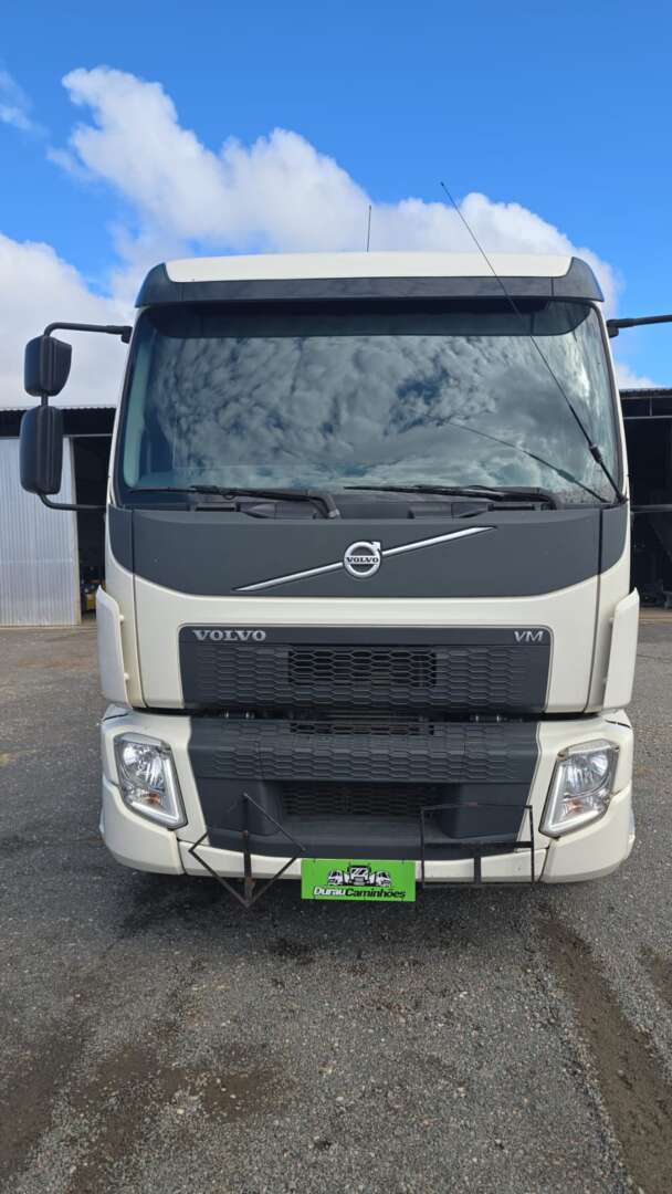 Caminhão VOLVO VM 270 Carroceria ANO 2022 de Durau e Stoco Comercio de Caminhões LTDA no Paraná