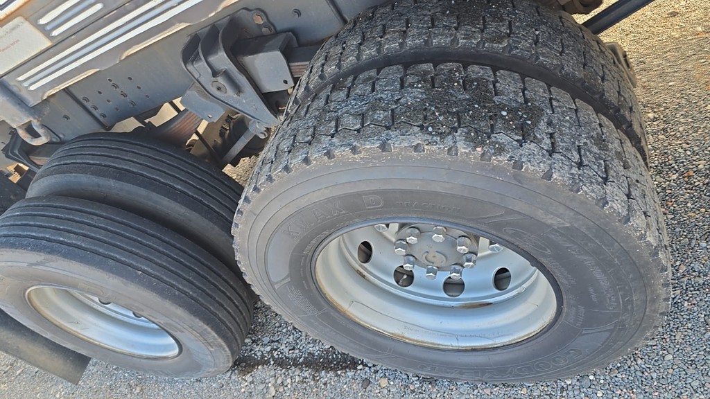 Caminhão VOLVO VM 270 Carroceria ANO 2022 de Durau e Stoco Comercio de Caminhões LTDA no Paraná