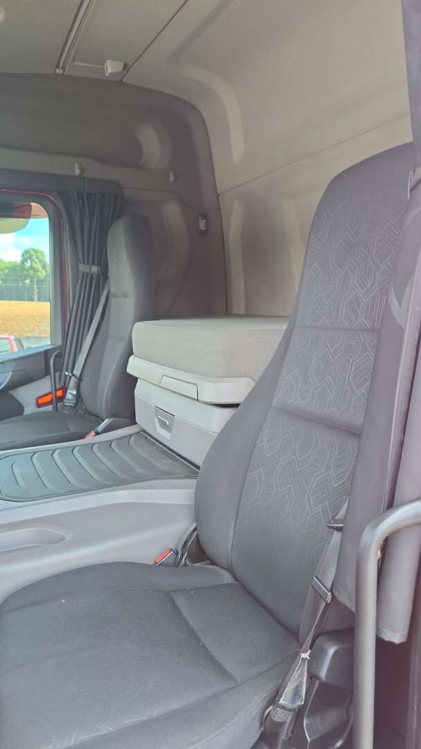 Caminhão SCANIA 360 Carroceria ANO 2021 de Durau e Stoco Comercio de Caminhões LTDA no Paraná