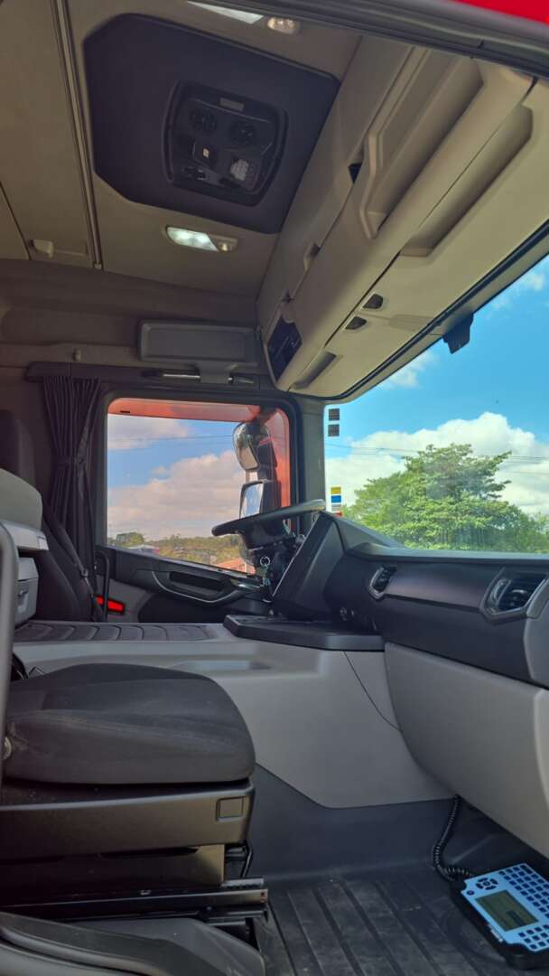 Caminhão SCANIA 360 Carroceria ANO 2021 de Durau e Stoco Comercio de Caminhões LTDA no Paraná