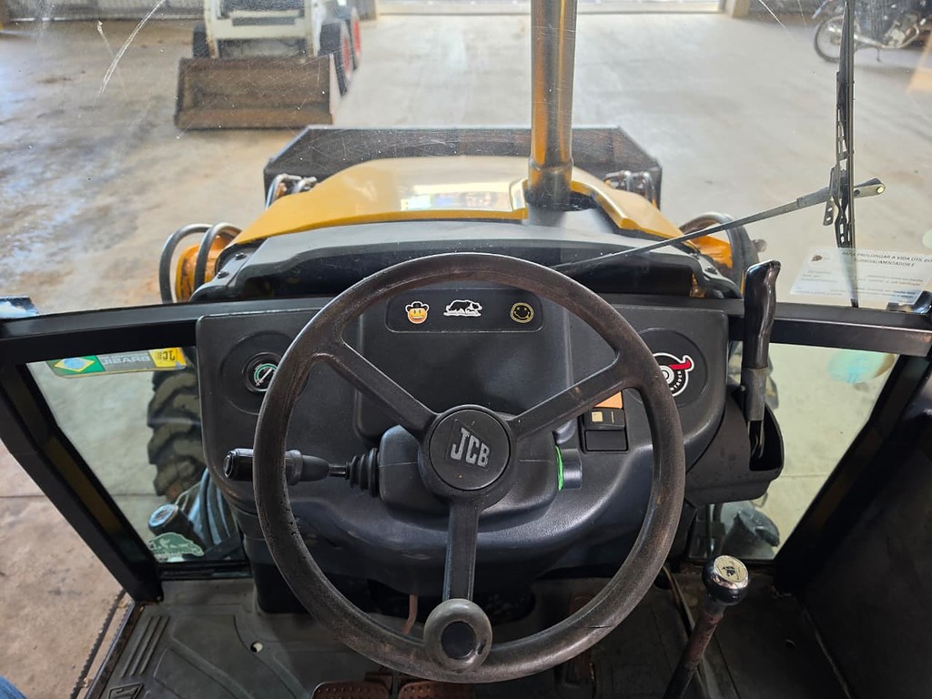 RETRO ESCAVADEIRA JCB 3С ANO 2009 de Durau e Stoco Comercio de Caminhões LTDA no Paraná