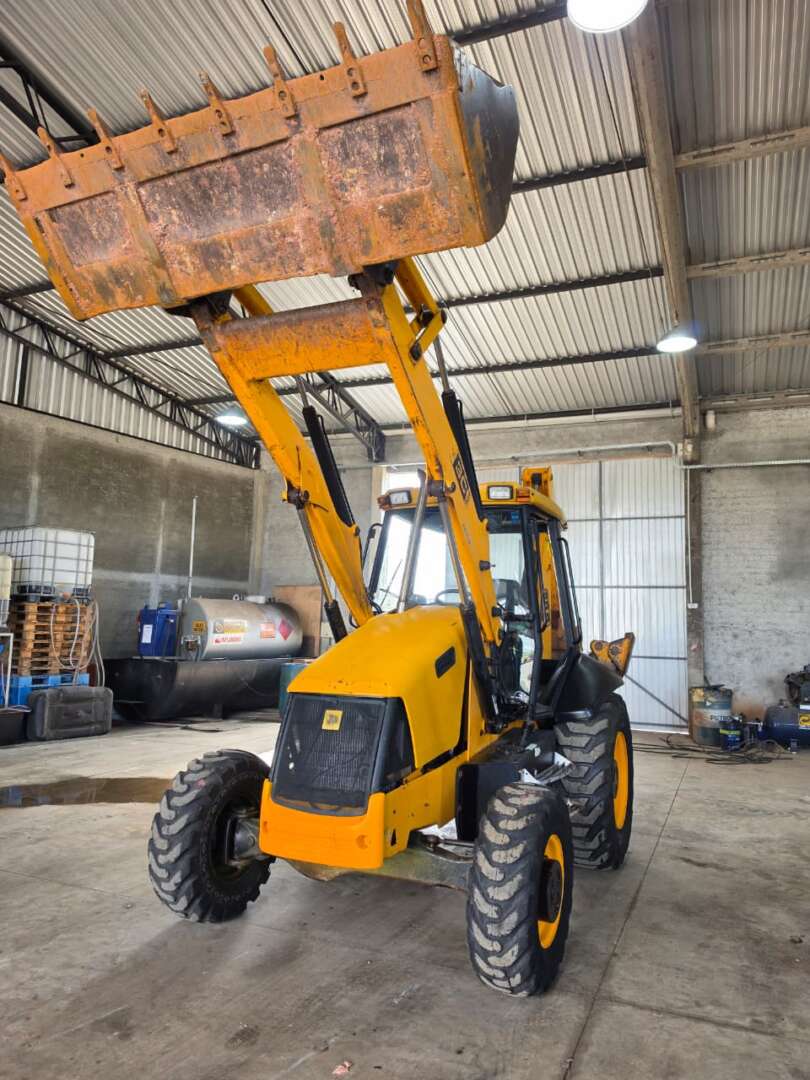 RETRO ESCAVADEIRA JCB 3С ANO 2009 de Durau e Stoco Comercio de Caminhões LTDA no Paraná