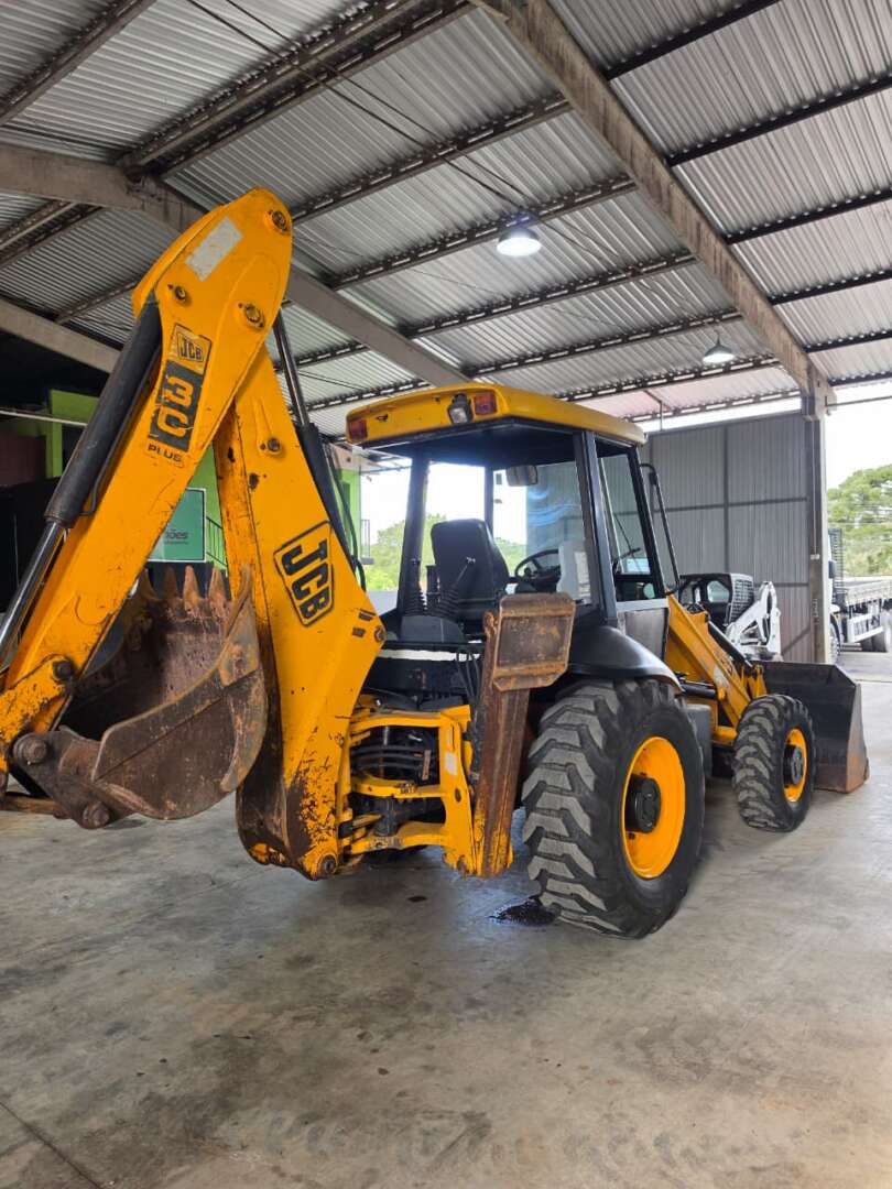 RETRO ESCAVADEIRA JCB 3С ANO 2009 de Durau e Stoco Comercio de Caminhões LTDA no Paraná
