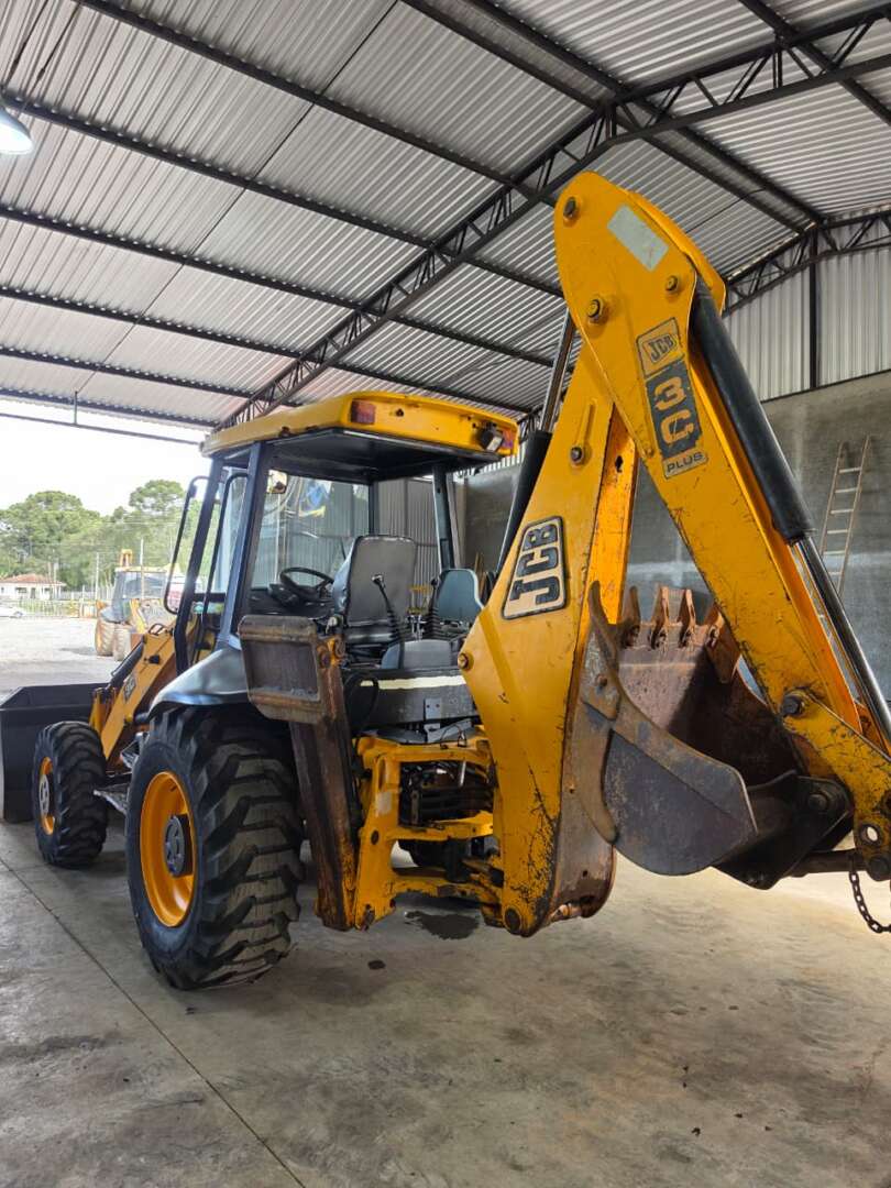 RETRO ESCAVADEIRA JCB 3С ANO 2009 de Durau e Stoco Comercio de Caminhões LTDA no Paraná