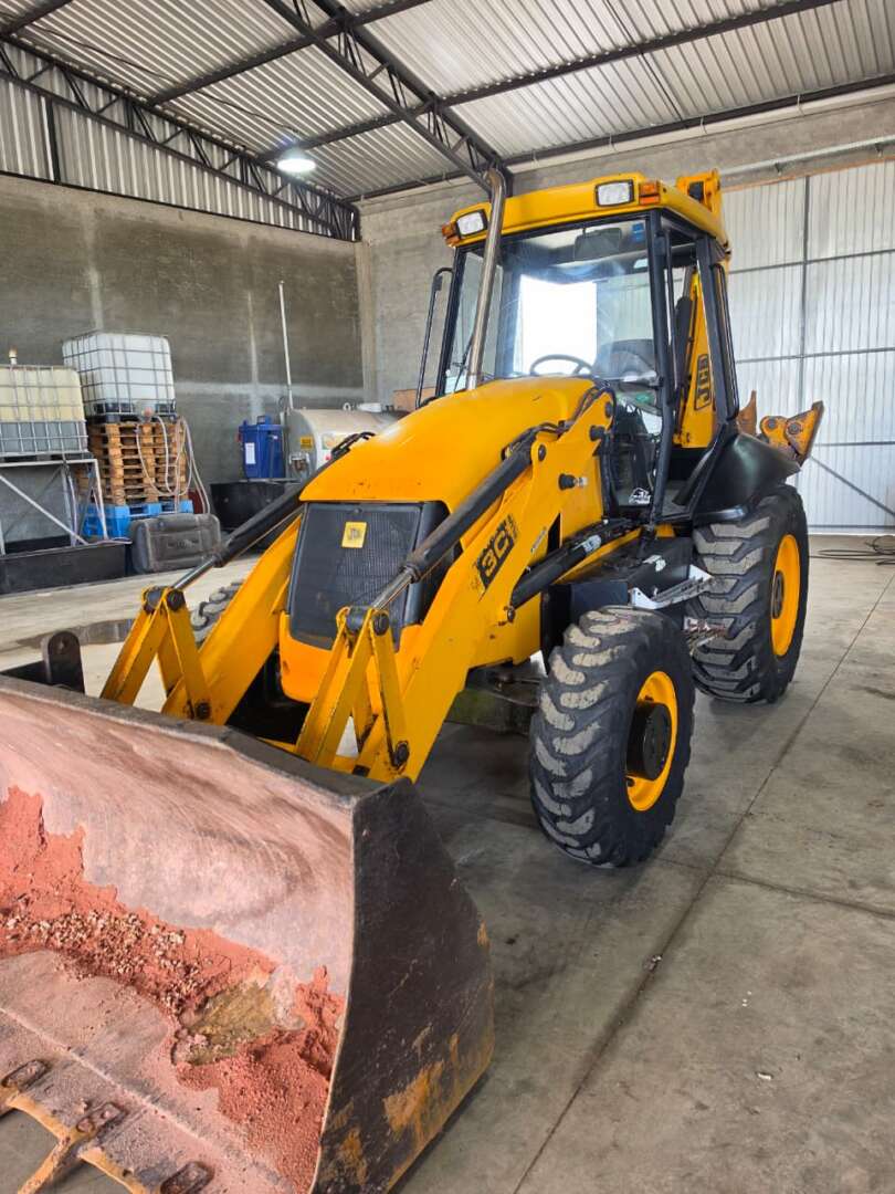 RETRO ESCAVADEIRA JCB 3С ANO 2009 de Durau e Stoco Comercio de Caminhões LTDA no Paraná