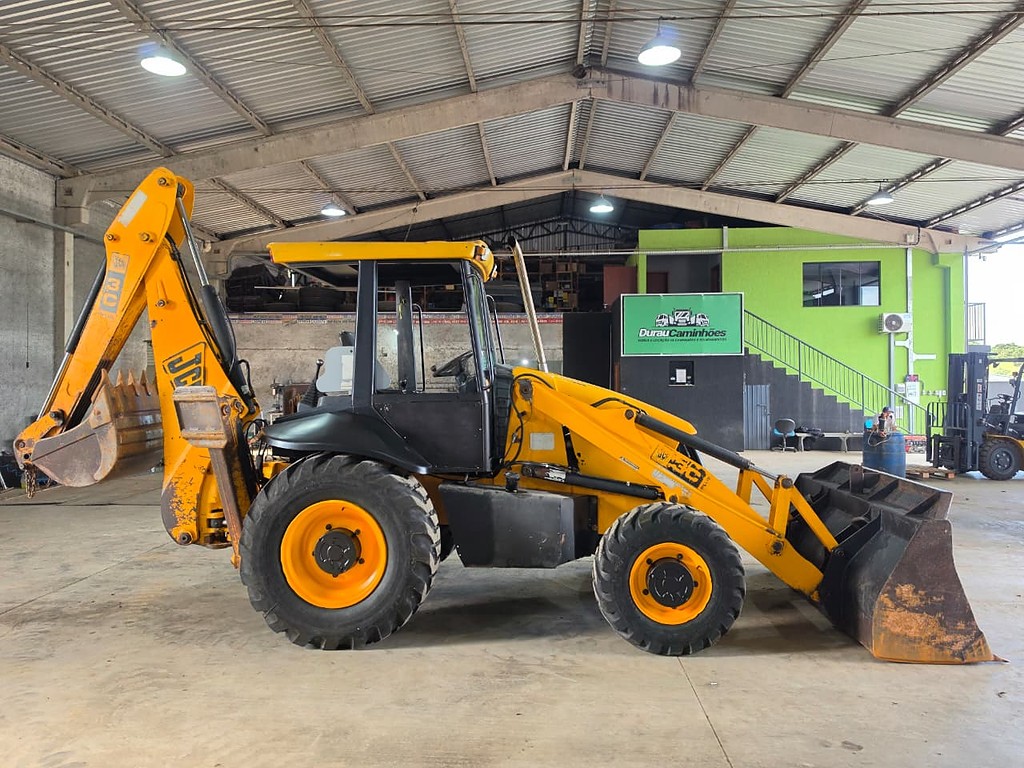 RETRO ESCAVADEIRA JCB 3С ANO 2009 de Durau e Stoco Comercio de Caminhões LTDA no Paraná