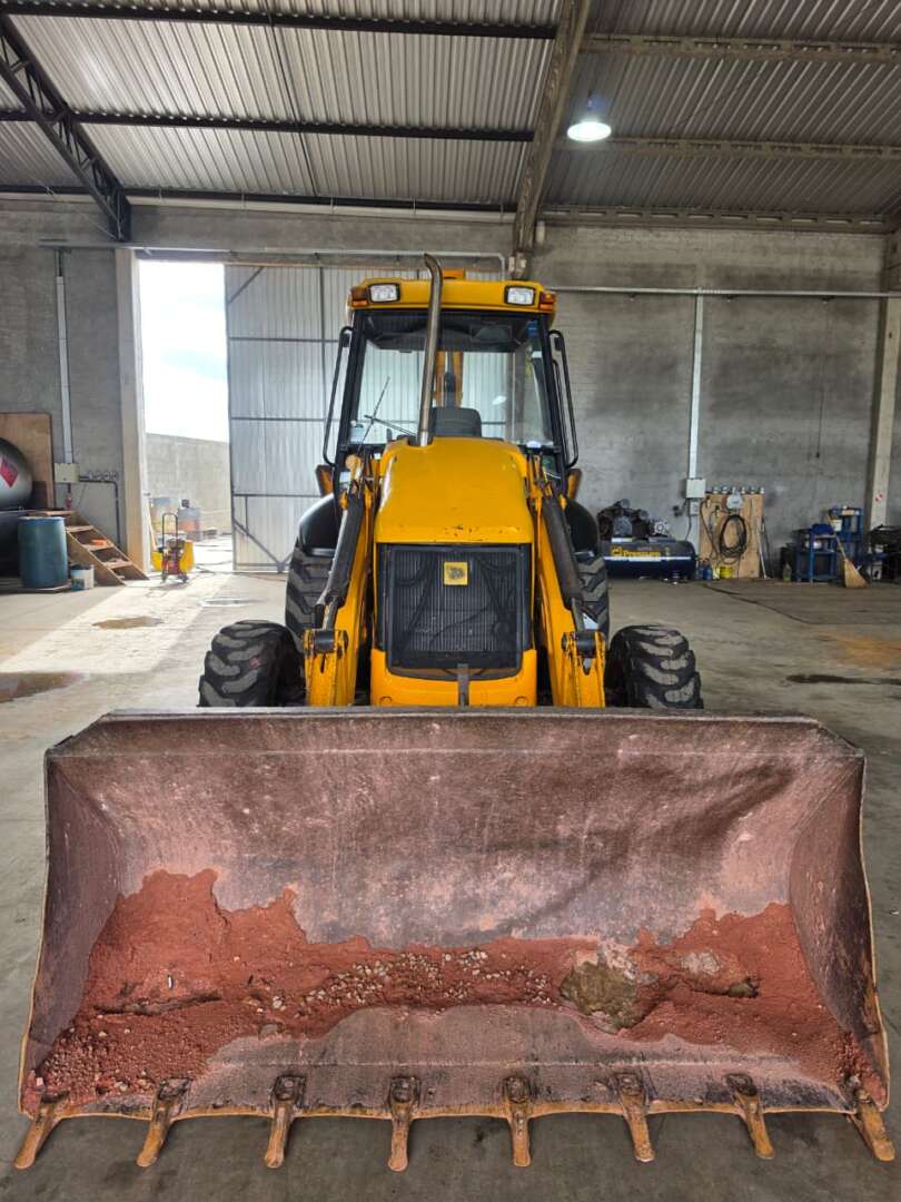 RETRO ESCAVADEIRA JCB 3С ANO 2009 de Durau e Stoco Comercio de Caminhões LTDA no Paraná