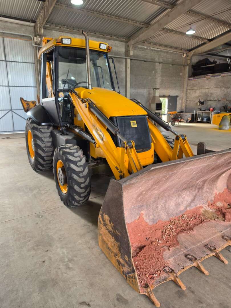 RETRO ESCAVADEIRA JCB 3С ANO 2009 de Durau e Stoco Comercio de Caminhões LTDA no Paraná
