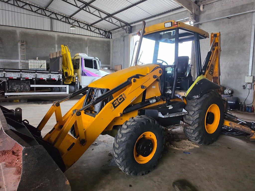 RETRO ESCAVADEIRA JCB 3С ANO 2009 de Durau e Stoco Comercio de Caminhões LTDA no Paraná
