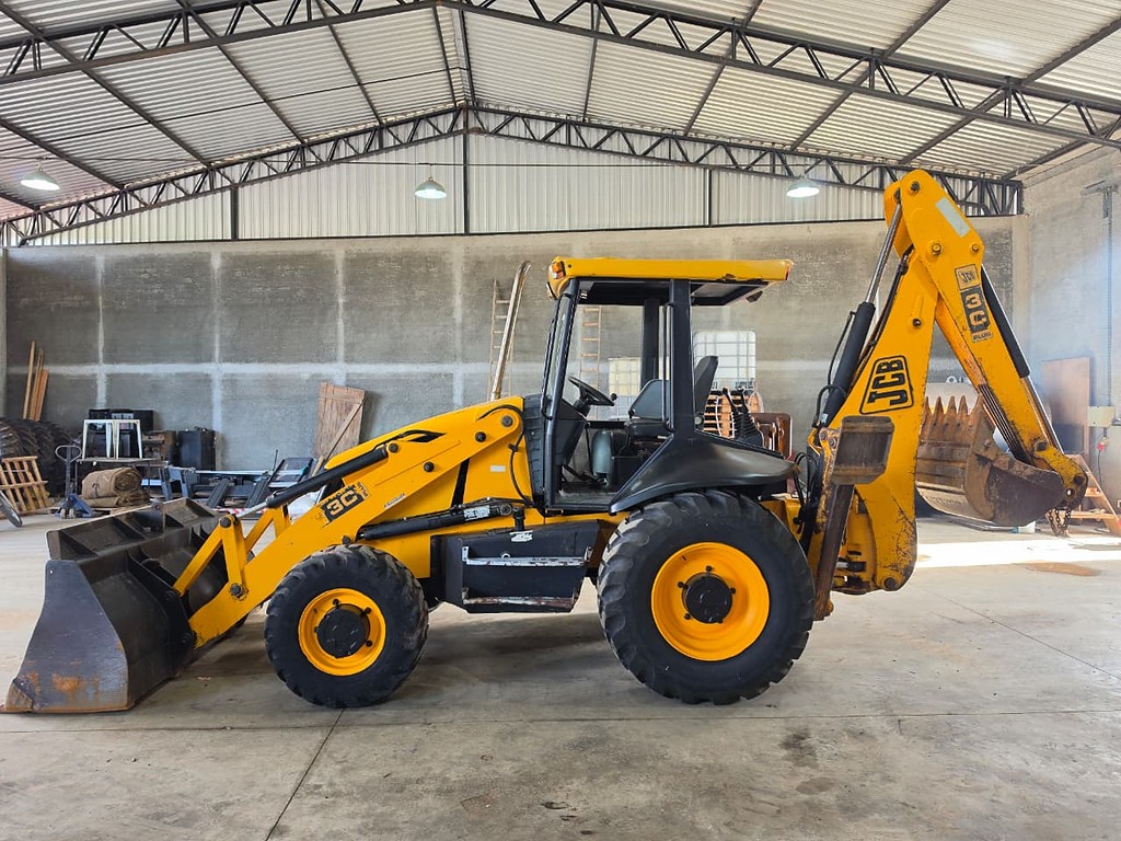 RETRO ESCAVADEIRA JCB 3С ANO 2009 de Durau e Stoco Comercio de Caminhões LTDA no Paraná