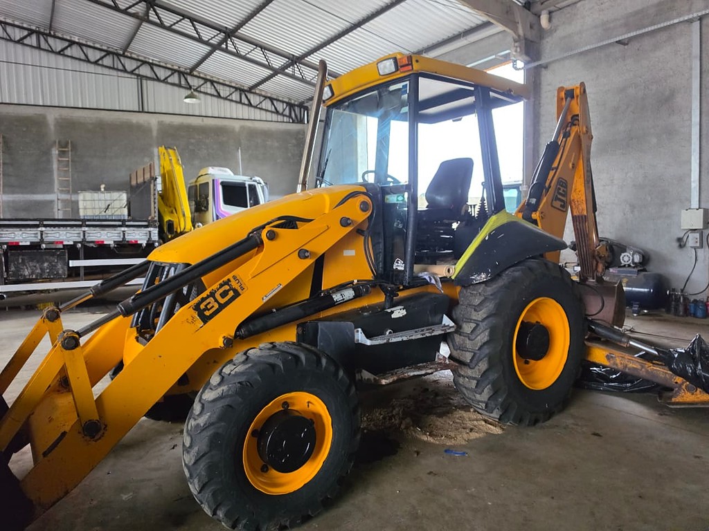 RETRO ESCAVADEIRA JCB 3С ANO 2009 de Durau e Stoco Comercio de Caminhões LTDA no Paraná