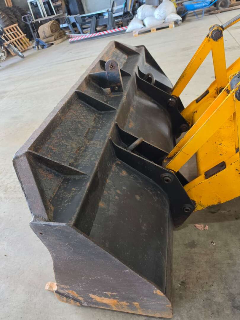 RETRO ESCAVADEIRA JCB 3С ANO 2009 de Durau e Stoco Comercio de Caminhões LTDA no Paraná