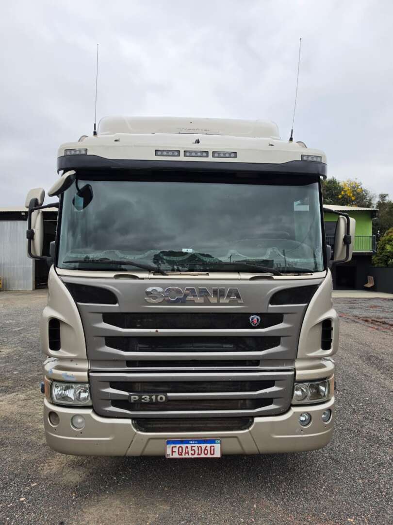 Caminhão SCANIA P310 Baú Furgão ANO 2014 de Durau e Stoco Comercio de Caminhões LTDA no Paraná