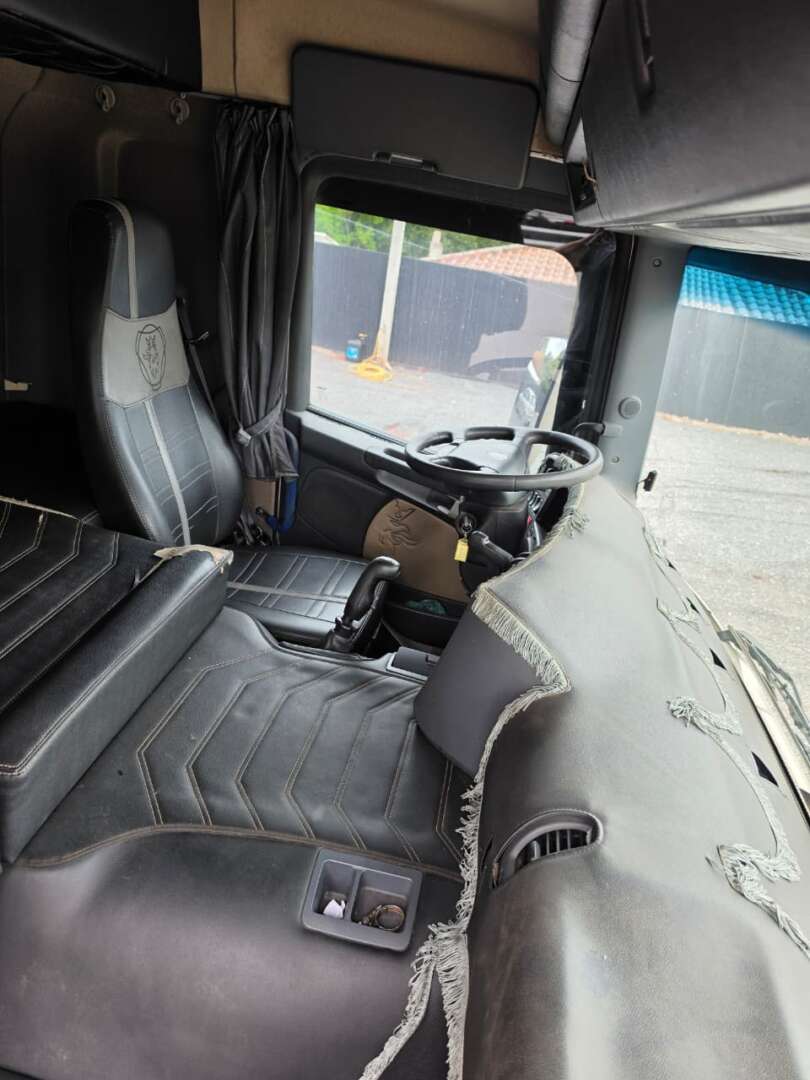 Caminhão SCANIA P310 Baú Furgão ANO 2014 de Durau e Stoco Comercio de Caminhões LTDA no Paraná