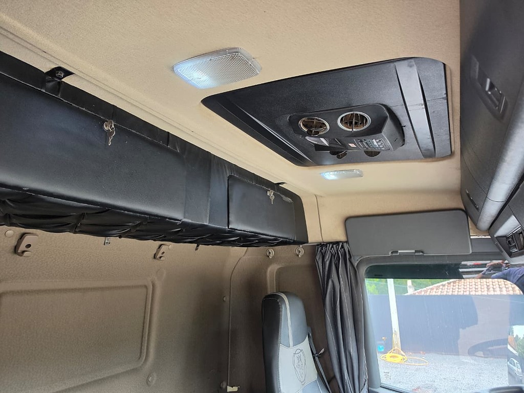 Caminhão SCANIA P310 Baú Furgão ANO 2014 de Durau e Stoco Comercio de Caminhões LTDA no Paraná