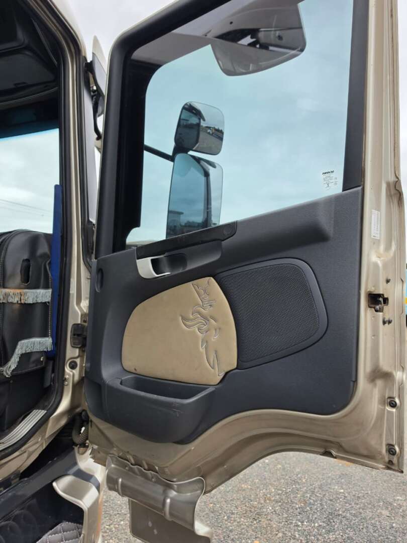 Caminhão SCANIA P310 Baú Furgão ANO 2014 de Durau e Stoco Comercio de Caminhões LTDA no Paraná