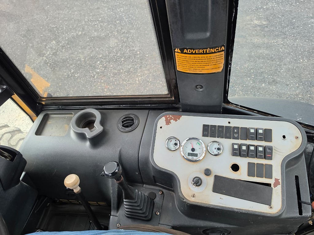 RETRO ESCAVADEIRA JCB 3С ANO 2012 de Durau e Stoco Comercio de Caminhões LTDA no Paraná