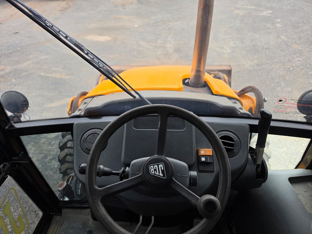 RETRO ESCAVADEIRA JCB 3С ANO 2012 de Durau e Stoco Comercio de Caminhões LTDA no Paraná