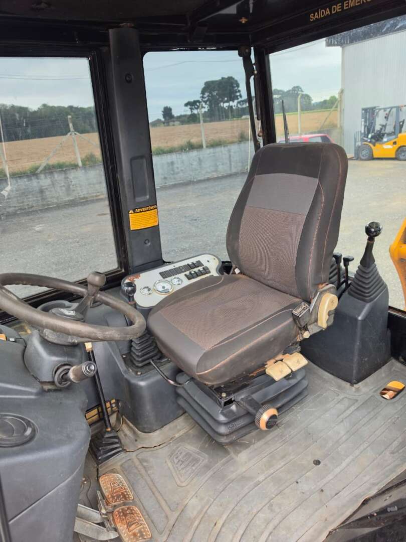 RETRO ESCAVADEIRA JCB 3С ANO 2012 de Durau e Stoco Comercio de Caminhões LTDA no Paraná