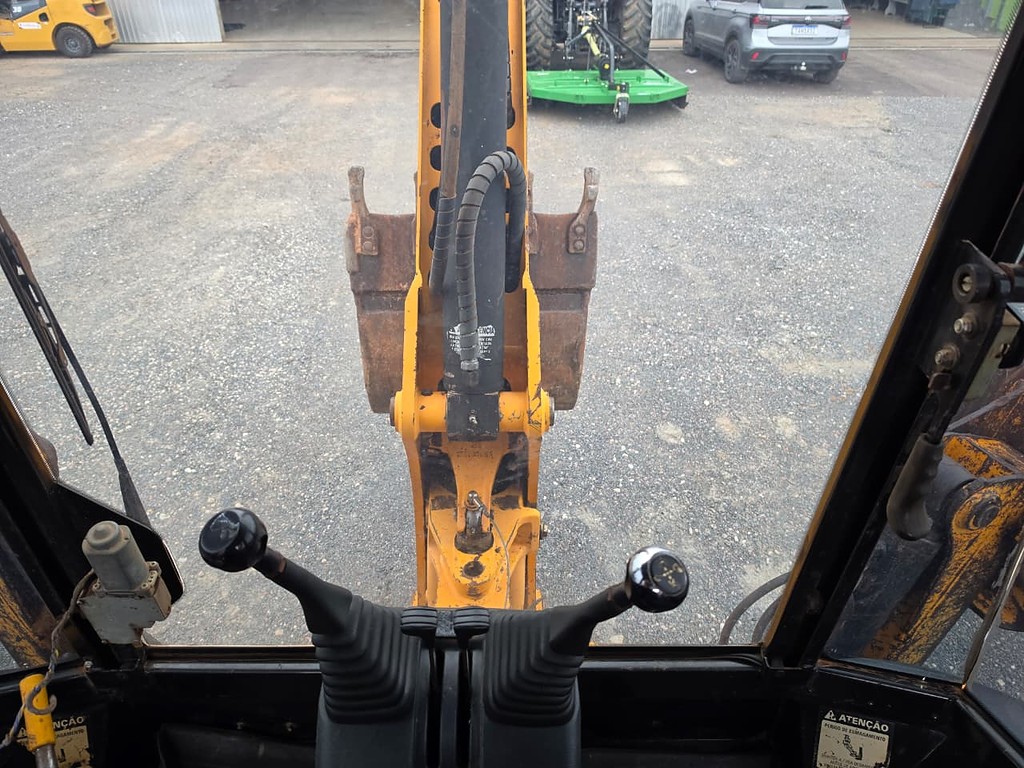 RETRO ESCAVADEIRA JCB 3С ANO 2012 de Durau e Stoco Comercio de Caminhões LTDA no Paraná