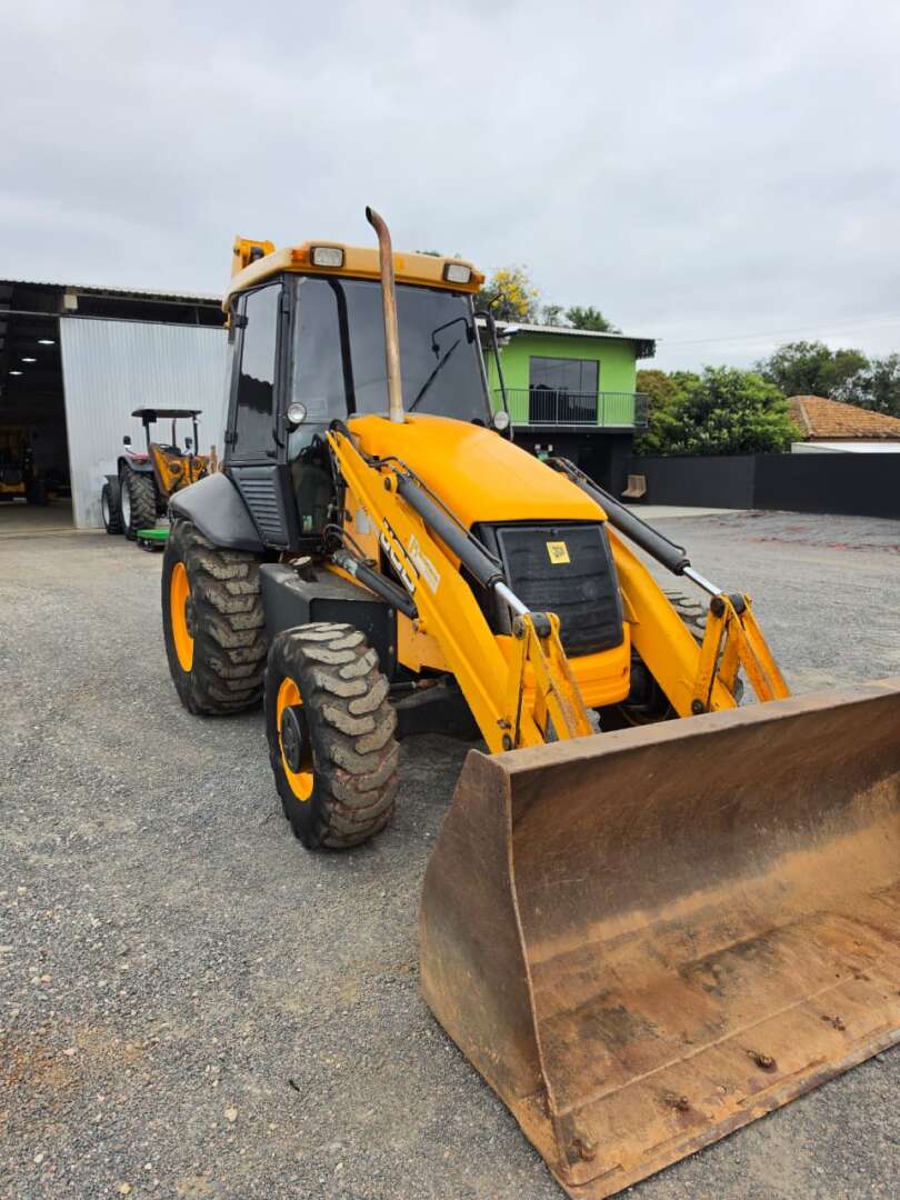 RETRO ESCAVADEIRA JCB 3С ANO 2012 de Durau e Stoco Comercio de Caminhões LTDA no Paraná