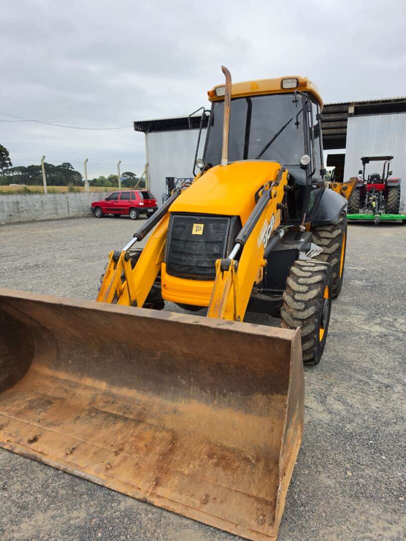 RETRO ESCAVADEIRA JCB 3С ANO 2012 de Durau e Stoco Comercio de Caminhões LTDA no Paraná