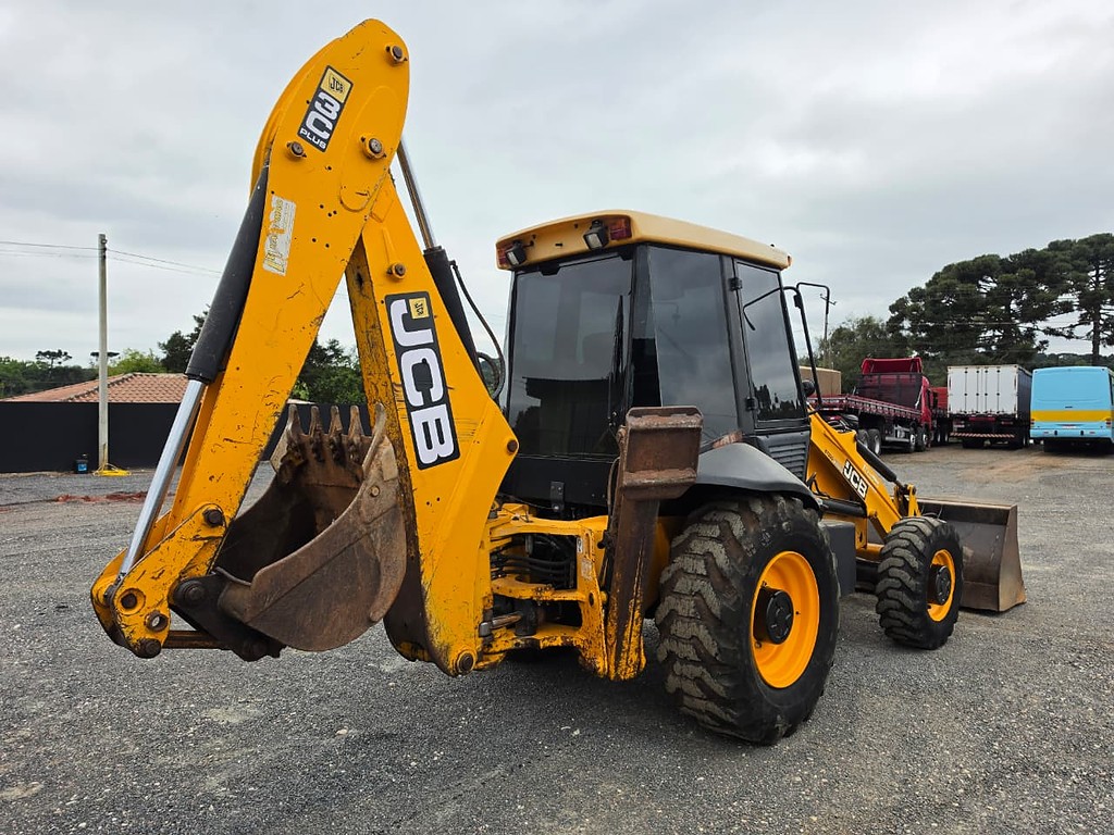 RETRO ESCAVADEIRA JCB 3С ANO 2012 de Durau e Stoco Comercio de Caminhões LTDA no Paraná