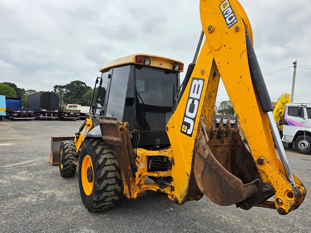 RETRO ESCAVADEIRA JCB 3С ANO 2012 de Durau e Stoco Comercio de Caminhões LTDA no Paraná