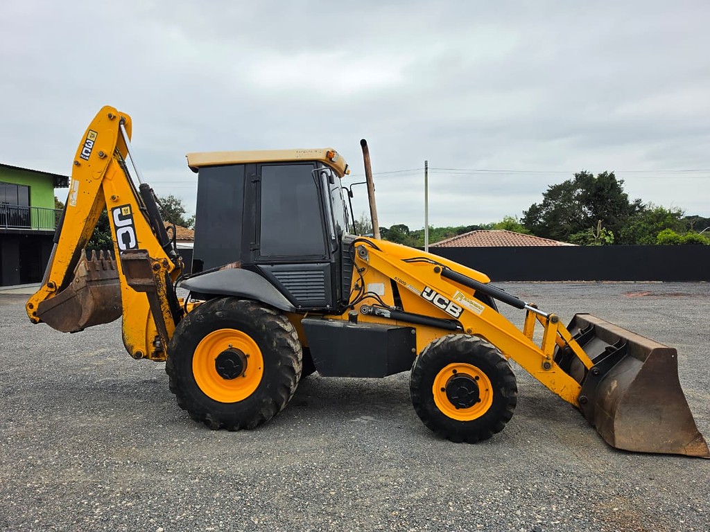 RETRO ESCAVADEIRA JCB 3С ANO 2012 de Durau e Stoco Comercio de Caminhões LTDA no Paraná