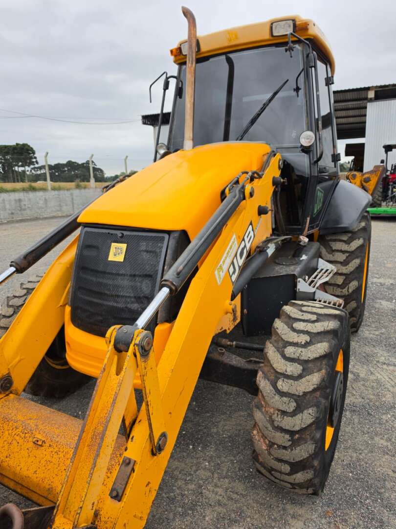 RETRO ESCAVADEIRA JCB 3С ANO 2012 de Durau e Stoco Comercio de Caminhões LTDA no Paraná