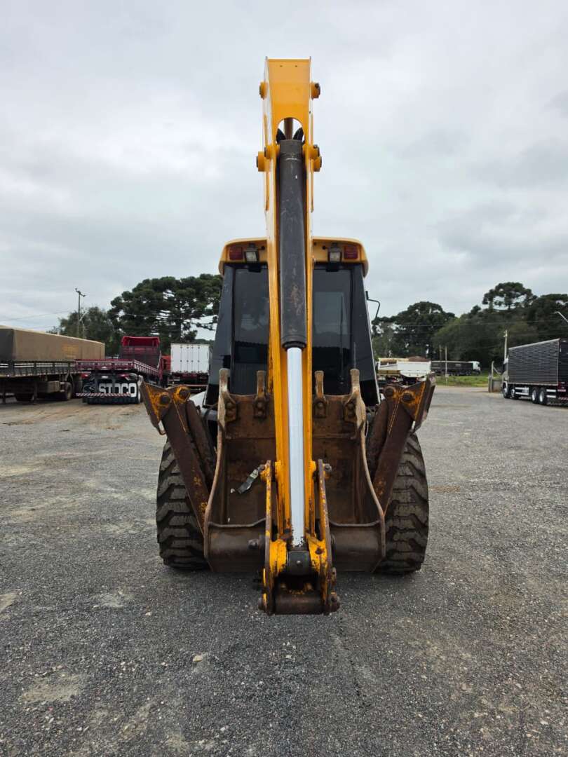 RETRO ESCAVADEIRA JCB 3С ANO 2012 de Durau e Stoco Comercio de Caminhões LTDA no Paraná