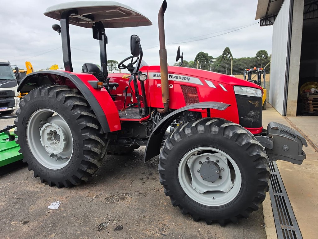 TRATOR MASSEY FERGUSON MF 5709 ANO 2020 de Durau e Stoco Comercio de Caminhões LTDA no Paraná
