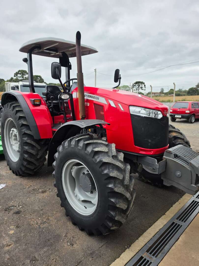 TRATOR MASSEY FERGUSON MF 5709 ANO 2020 de Durau e Stoco Comercio de Caminhões LTDA no Paraná