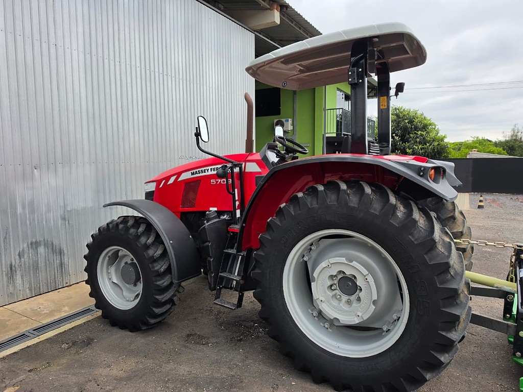 TRATOR MASSEY FERGUSON MF 5709 ANO 2020 de Durau e Stoco Comercio de Caminhões LTDA no Paraná
