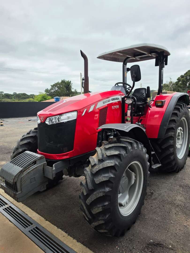 TRATOR MASSEY FERGUSON MF 5709 ANO 2020 de Durau e Stoco Comercio de Caminhões LTDA no Paraná