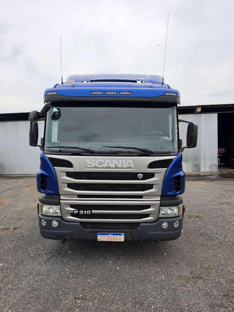 Caminhão SCANIA P310 Carroceria ANO 2015 de Durau e Stoco Comercio de Caminhões LTDA no Paraná