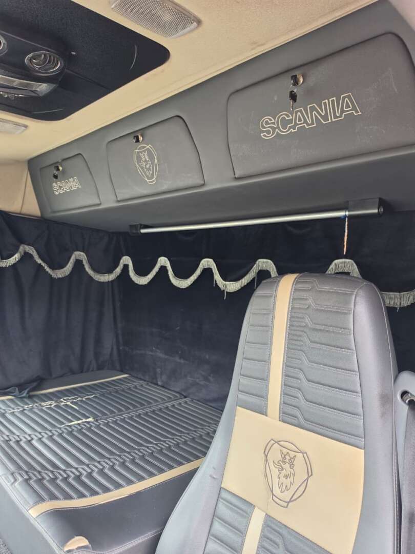 Caminhão SCANIA P310 Carroceria ANO 2015 de Durau e Stoco Comercio de Caminhões LTDA no Paraná