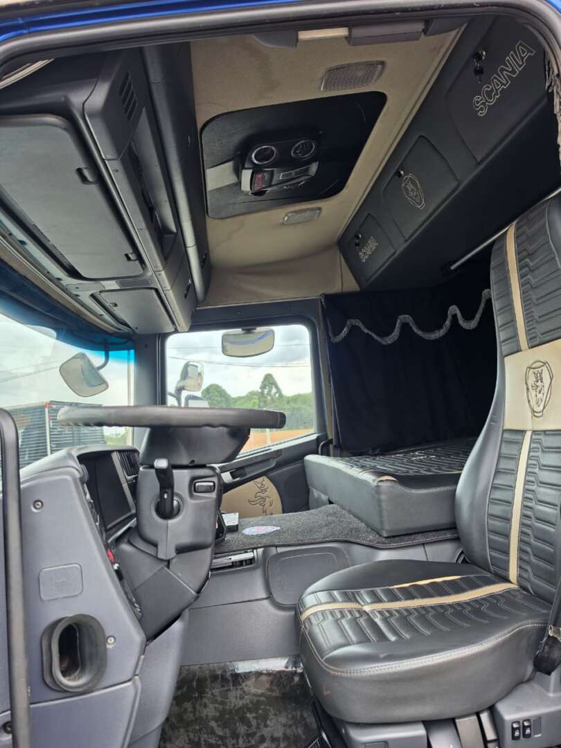 Caminhão SCANIA P310 Carroceria ANO 2015 de Durau e Stoco Comercio de Caminhões LTDA no Paraná