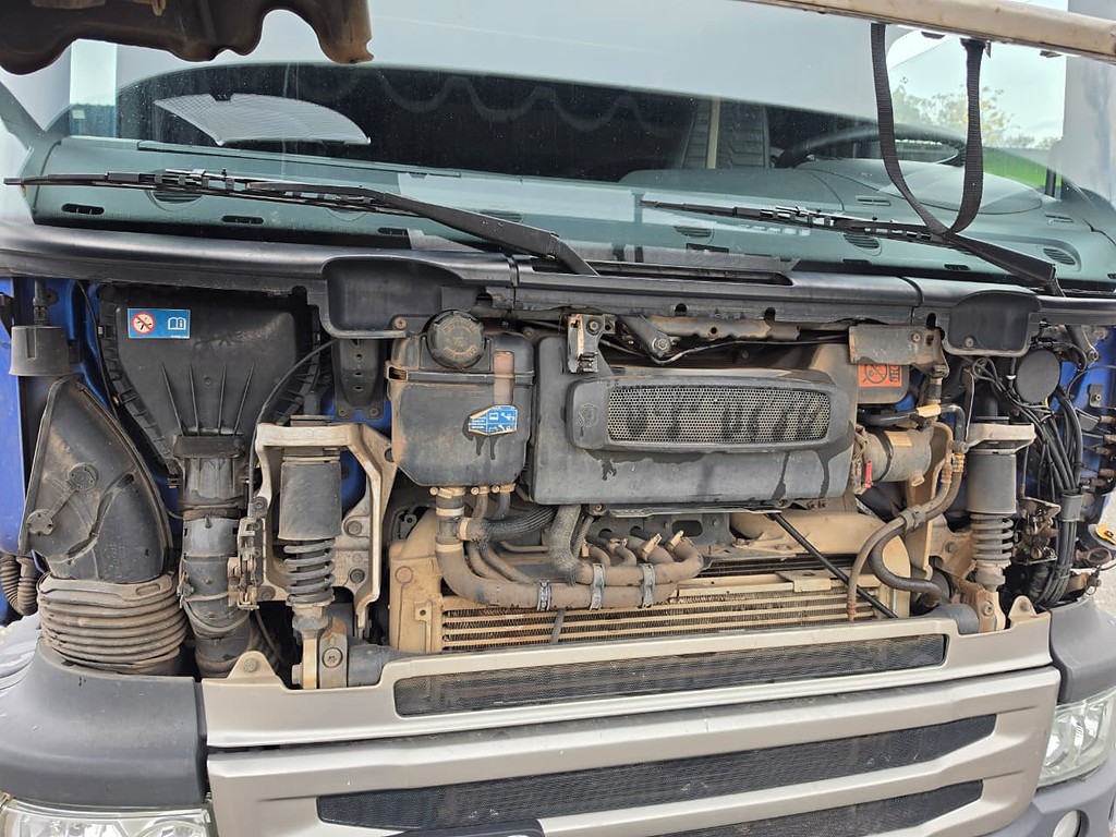 Caminhão SCANIA P310 Carroceria ANO 2015 de Durau e Stoco Comercio de Caminhões LTDA no Paraná