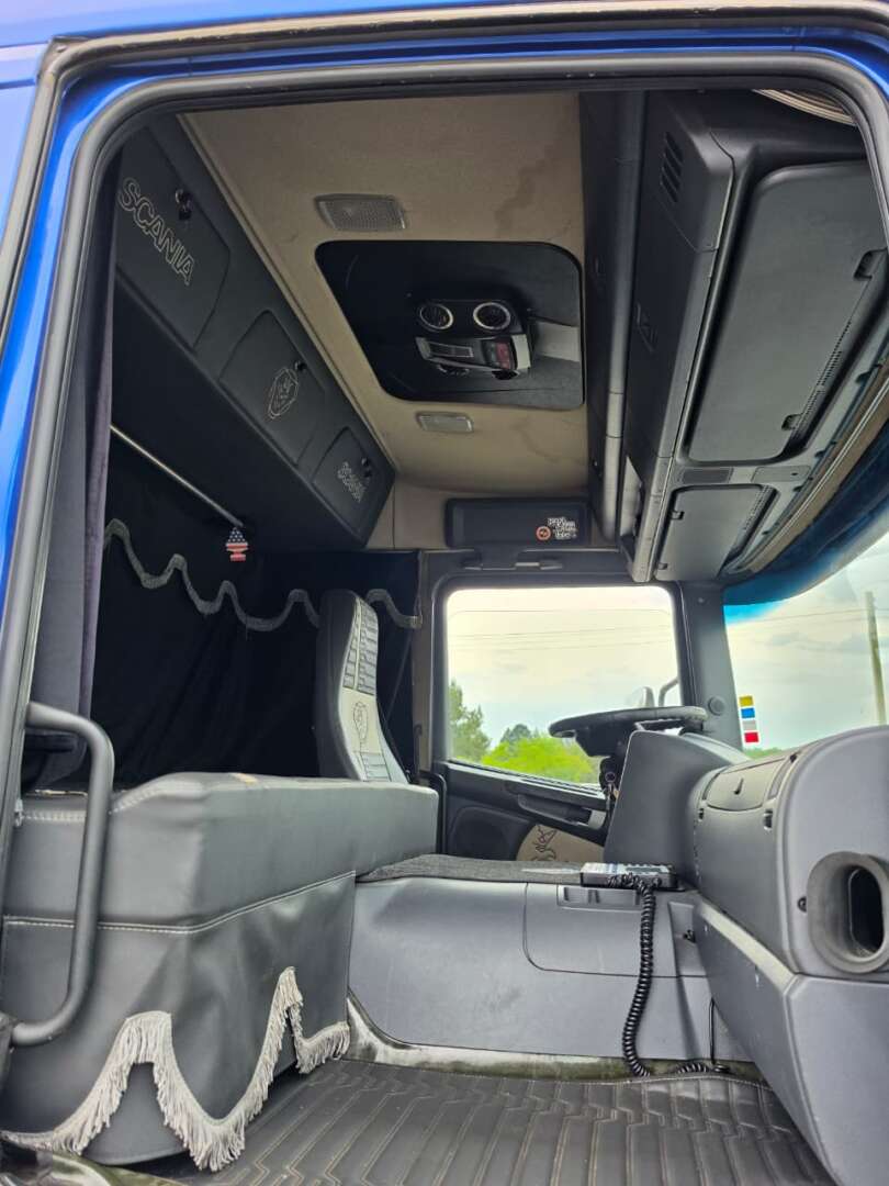 Caminhão SCANIA P310 Carroceria ANO 2015 de Durau e Stoco Comercio de Caminhões LTDA no Paraná