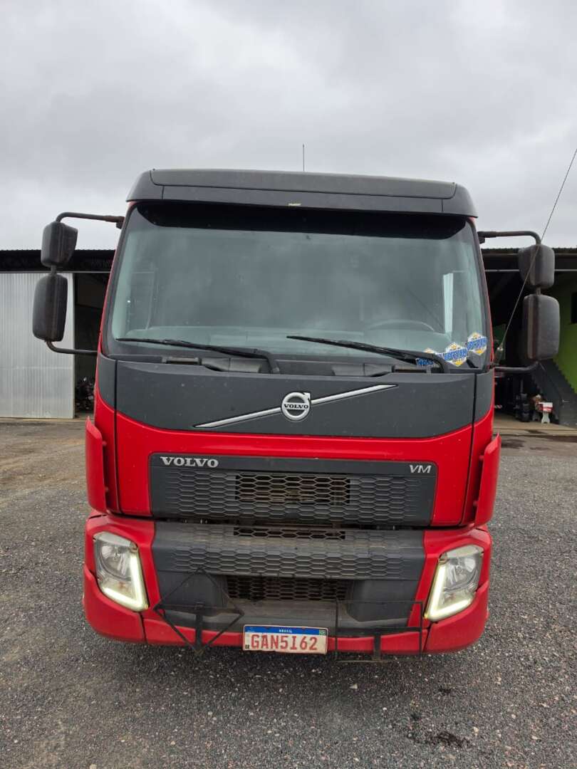 Caminhão VOLVO VM 330 Carroceria ANO 2022 de Durau e Stoco Comercio de Caminhões LTDA no Paraná