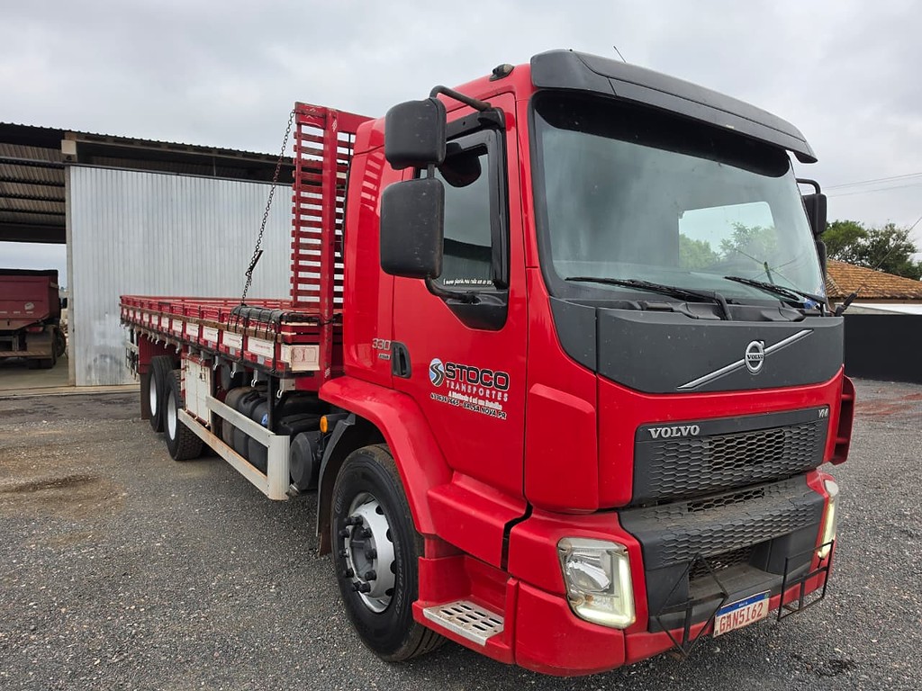Caminhão VOLVO VM 330 Carroceria ANO 2022 de Durau e Stoco Comercio de Caminhões LTDA no Paraná