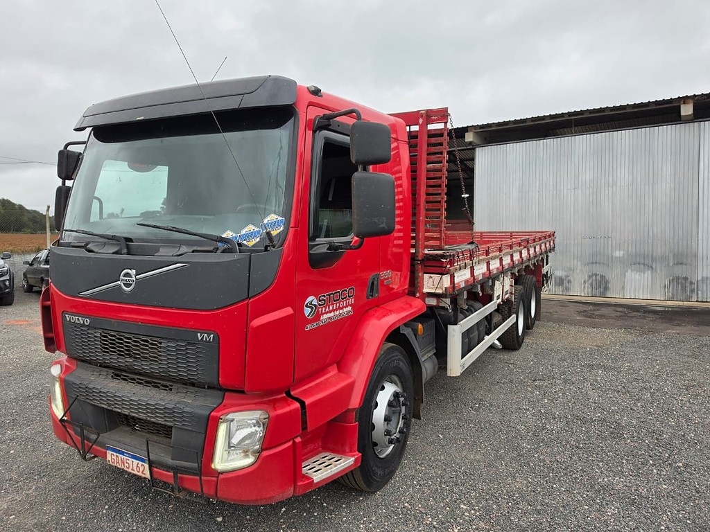 Caminhão VOLVO VM 330 Carroceria ANO 2022 de Durau e Stoco Comercio de Caminhões LTDA no Paraná