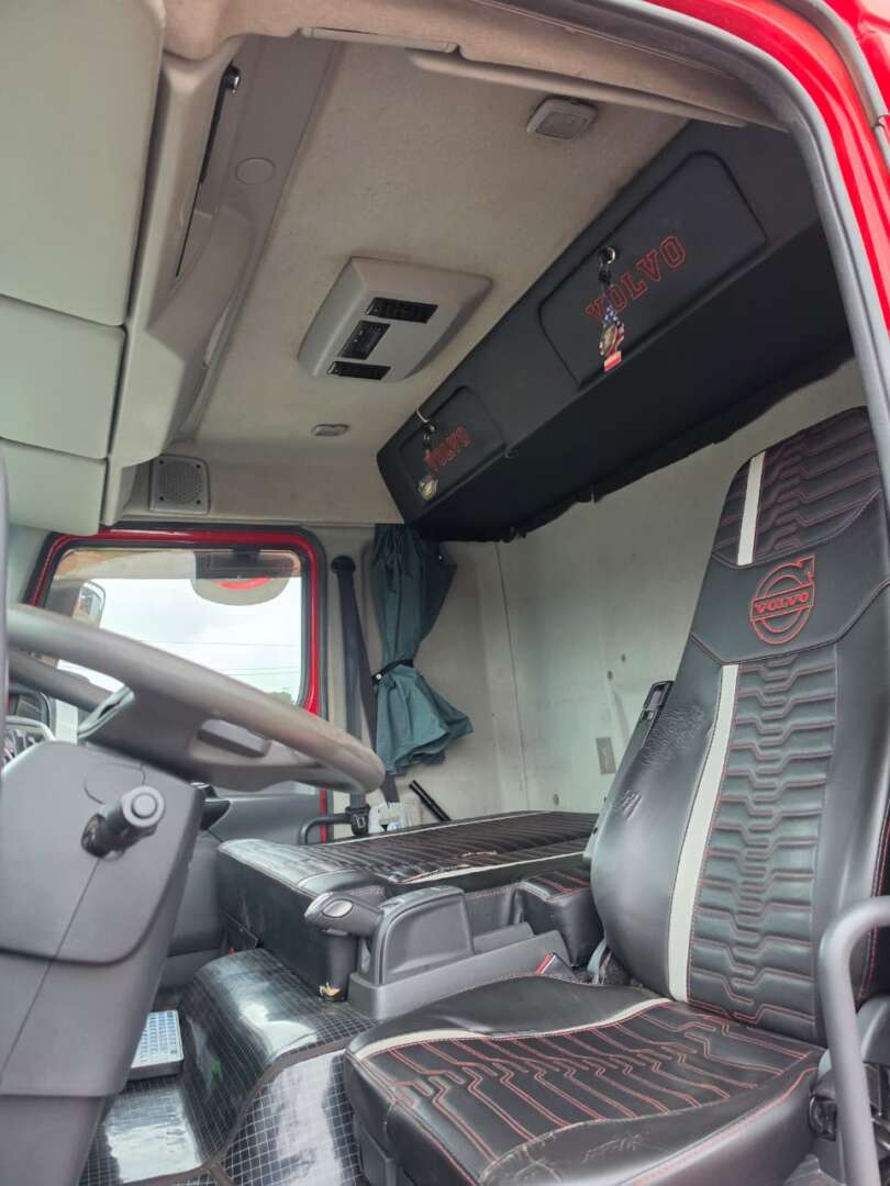 Caminhão VOLVO VM 330 Carroceria ANO 2022 de Durau e Stoco Comercio de Caminhões LTDA no Paraná
