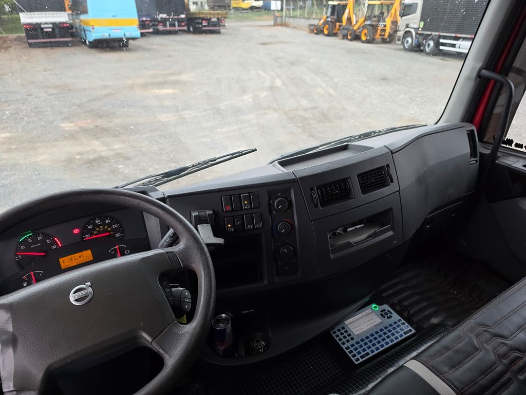 Caminhão VOLVO VM 330 Carroceria ANO 2022 de Durau e Stoco Comercio de Caminhões LTDA no Paraná