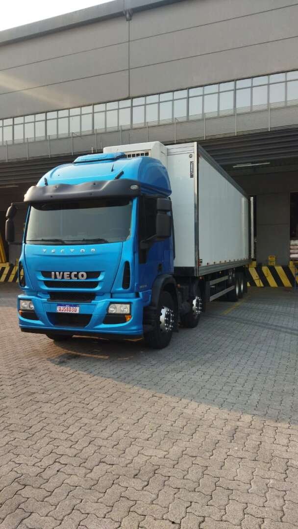 Caminhão IVECO TECTOR 240E30 Baú Frigorífico ANO 2019 de Letícia Formento Formento na Santa Catarina