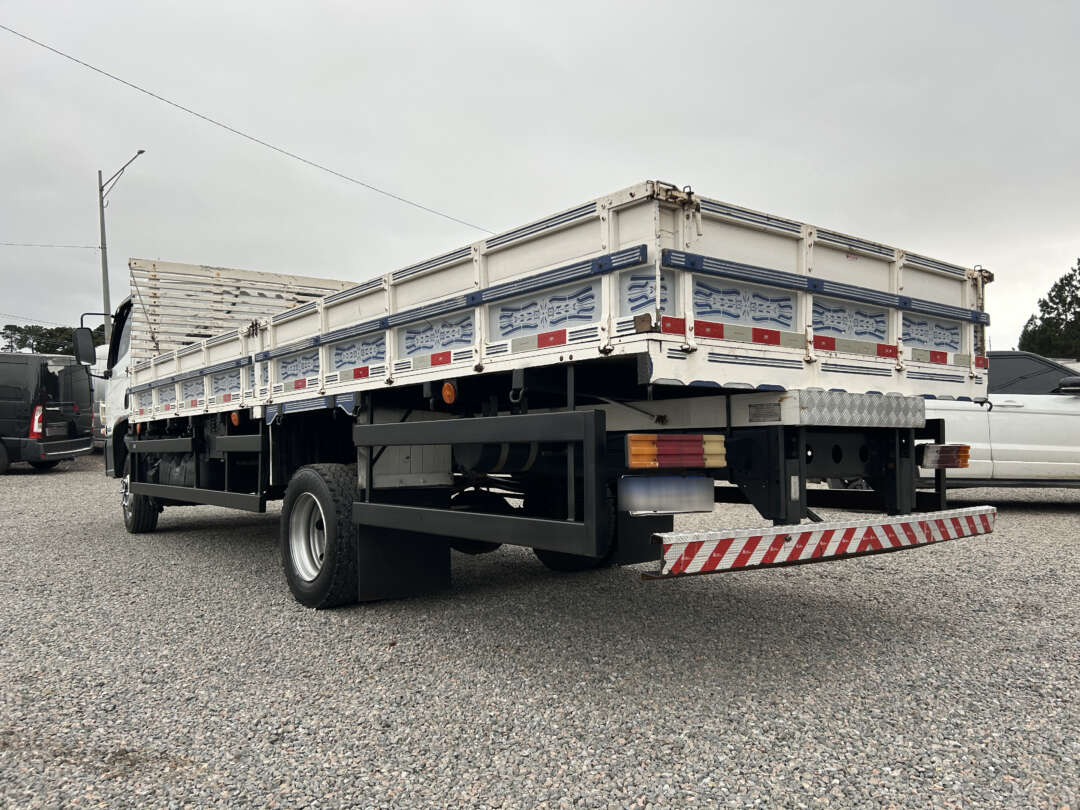 Caminhão MERCEDES BENZ MB 815 Baú Furgão ANO 2013 de Linha Verde Caminhões e Máquinas no Paraná