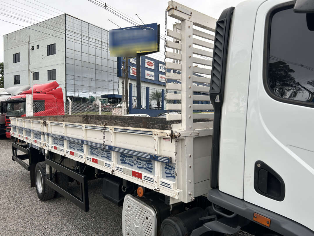 Caminhão MERCEDES BENZ MB 815 Baú Furgão ANO 2013 de Linha Verde Caminhões e Máquinas no Paraná