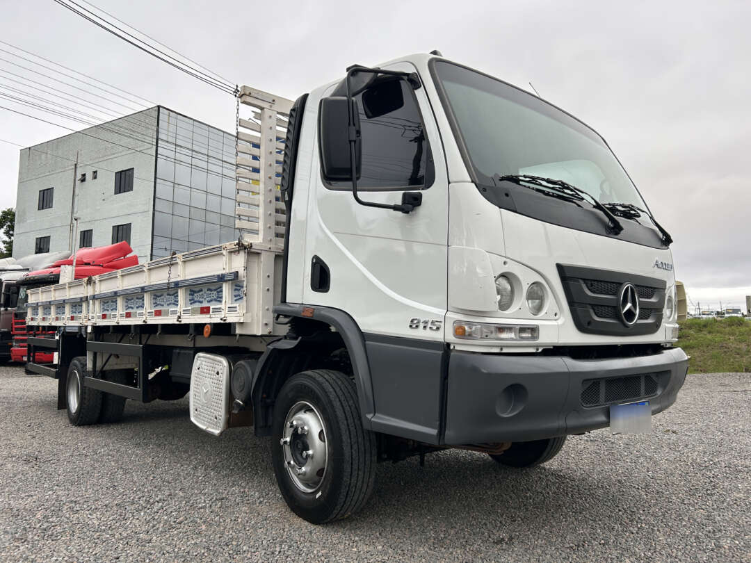 Caminhão MERCEDES BENZ MB 815 Baú Furgão ANO 2013 de Linha Verde Caminhões e Máquinas no Paraná