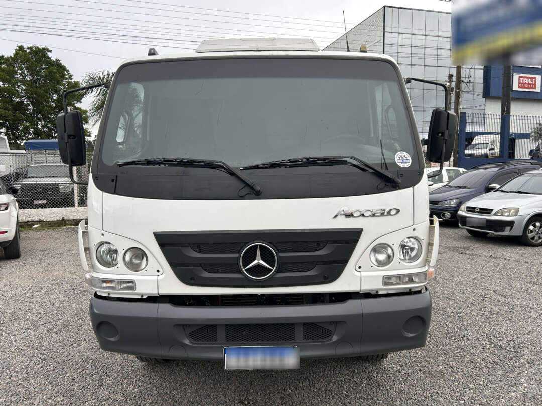 Caminhão MERCEDES BENZ MB 815 Baú Furgão ANO 2013 de Linha Verde Caminhões e Máquinas no Paraná